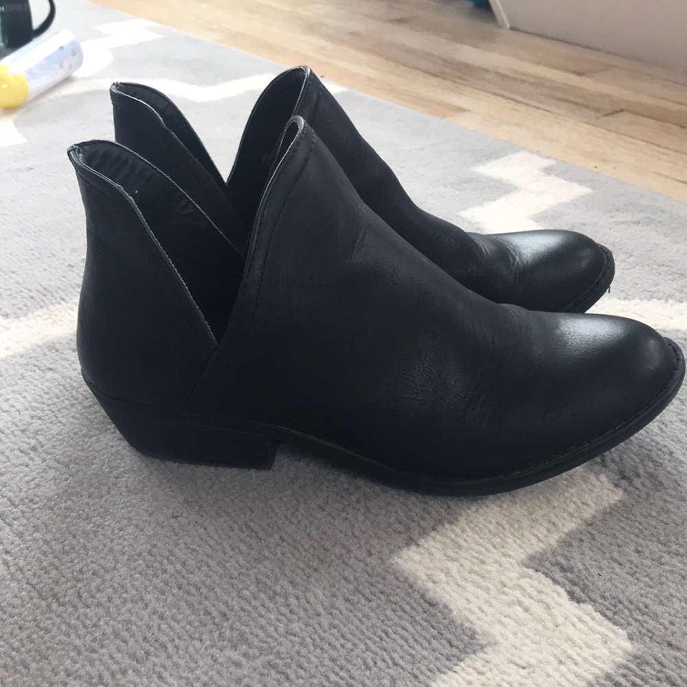 Universal Thread Black booties